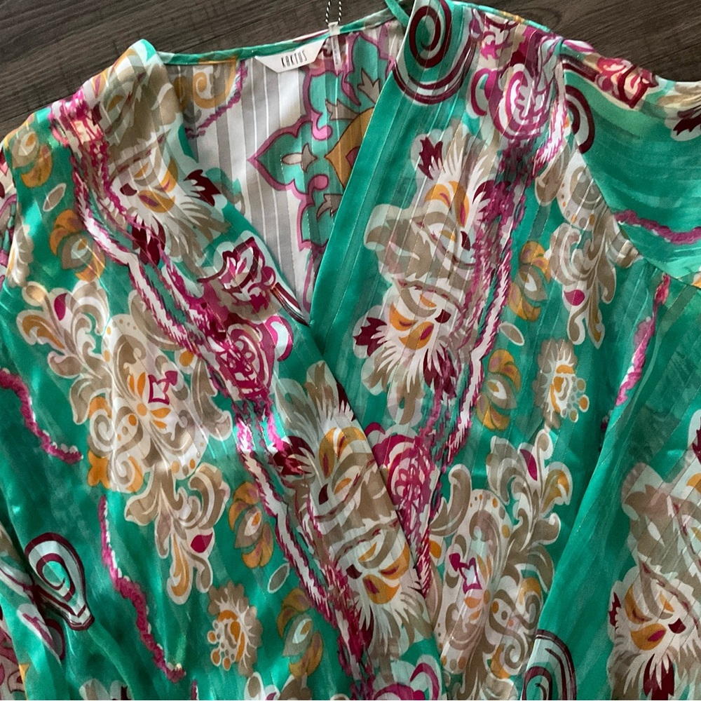 Stunning criss cross top, gorgeous sleeves